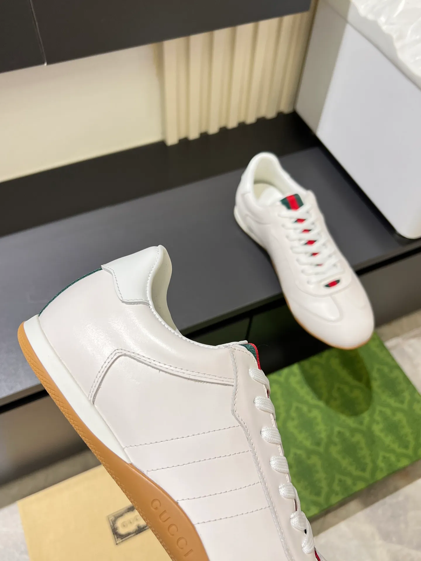 Men's shoes 💰p400 Gucci Shift series sports shoes, featuring lightweight thin sole design, suede + canvas + technical fabric splicing, perfect texture! The tongue and heel have red and green webbing, which is highly recognizable✨. The classic brown + off-white color scheme is retro and modern. The shell-toe shoe shape makes the feet smaller. It is perfect for daily wear or skirts and trousers. The upper fabric + elastic heel is easy to put on and take off, and the wrapping feeling is comfortable. It can be used for commuting and leisure. It has become one of Demna Gvasalia’s hottest items after taking over🔥. size: 38-45!